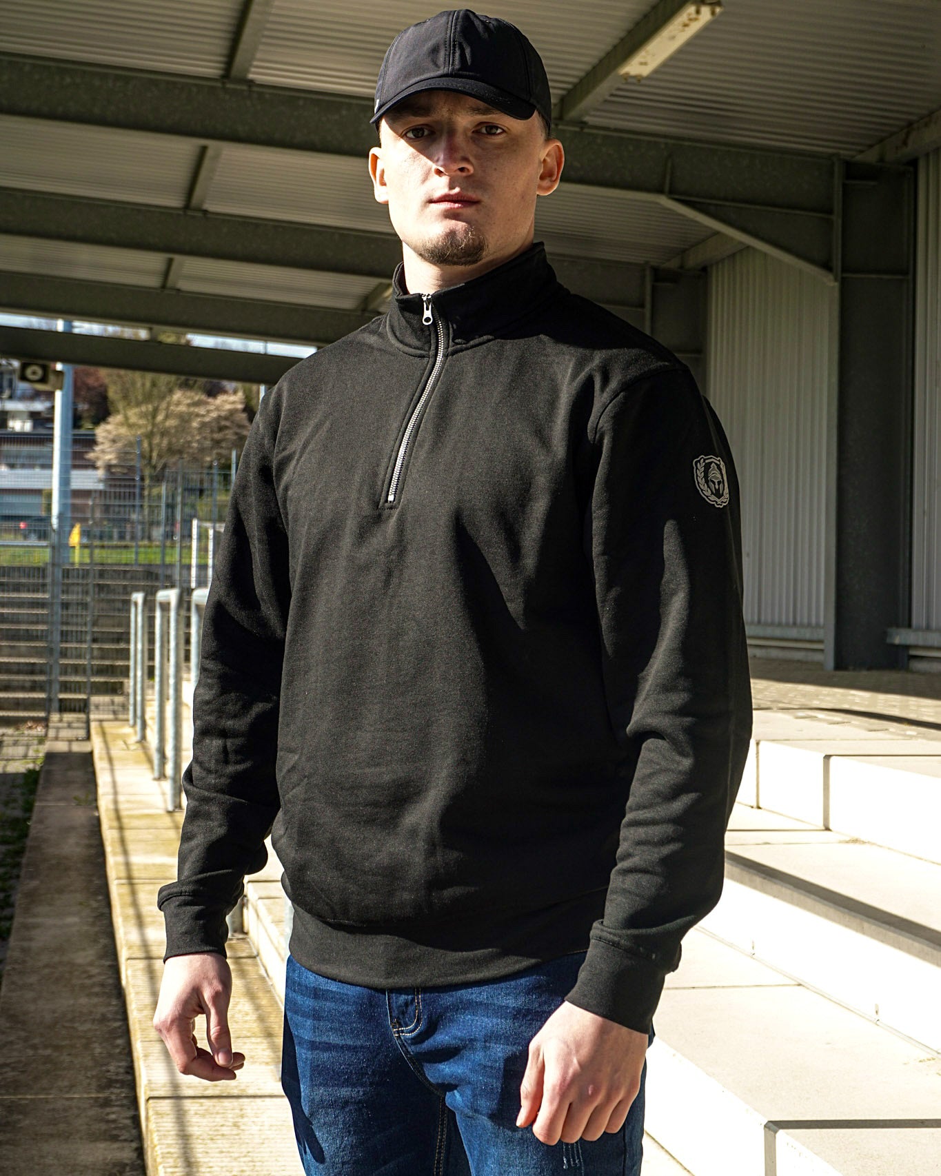 HALF ZIP ICON SWEATER ZWART