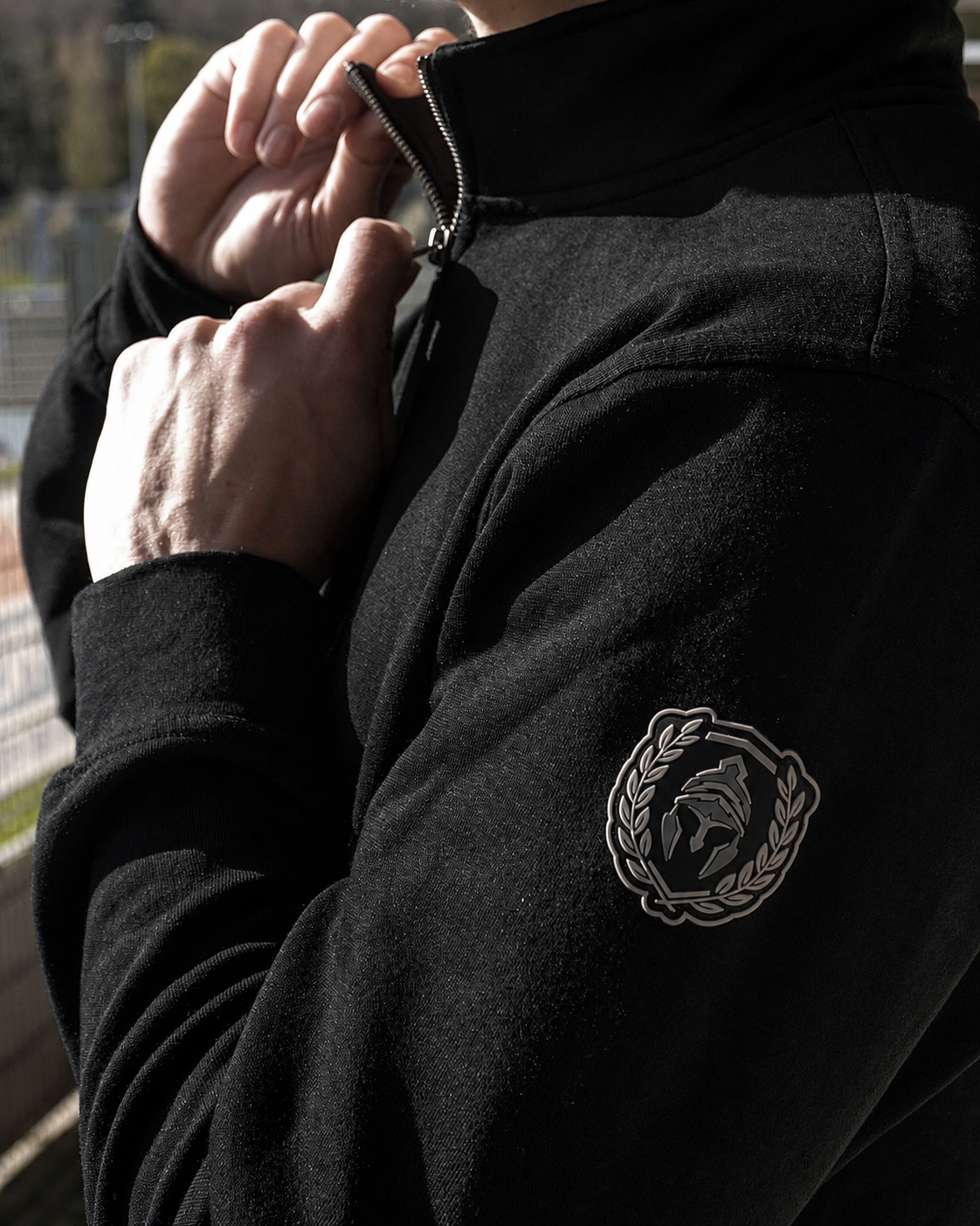 HALF ZIP ICON SWEATER ZWART