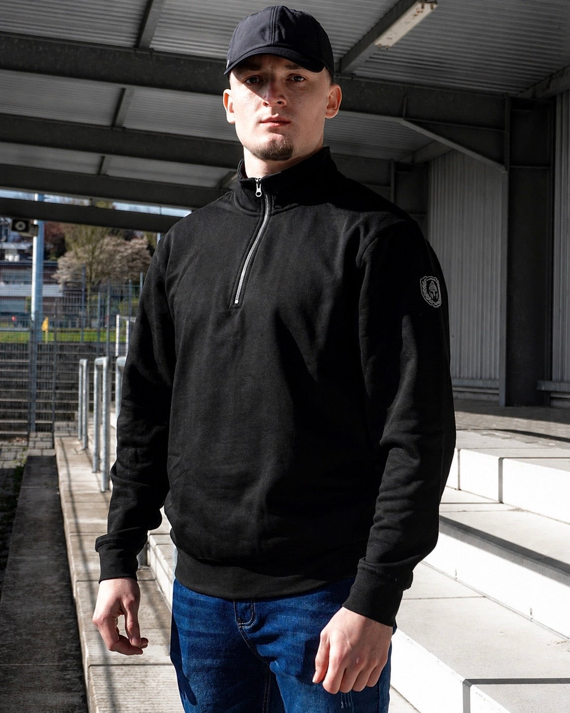 HALF ZIP ICON SWEATER ZWART
