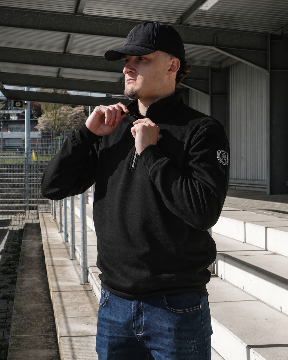 HALF ZIP ICON SWEATER ZWART