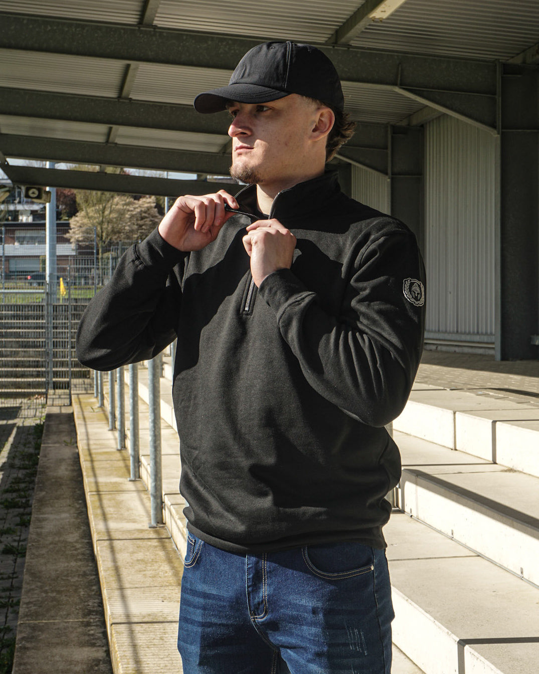 HALF ZIP ICON SWEATER ZWART