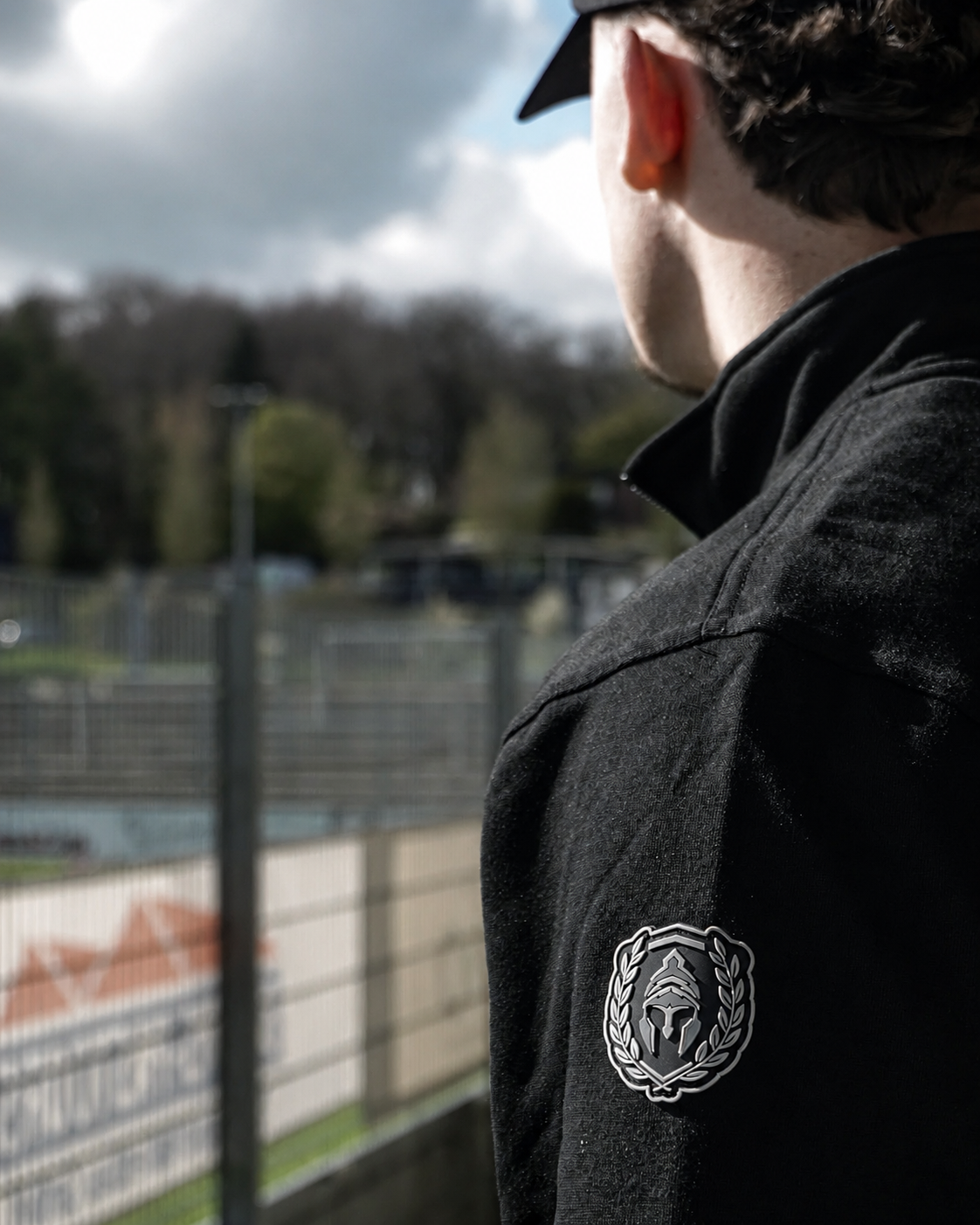 HALF ZIP ICON SWEATER ZWART